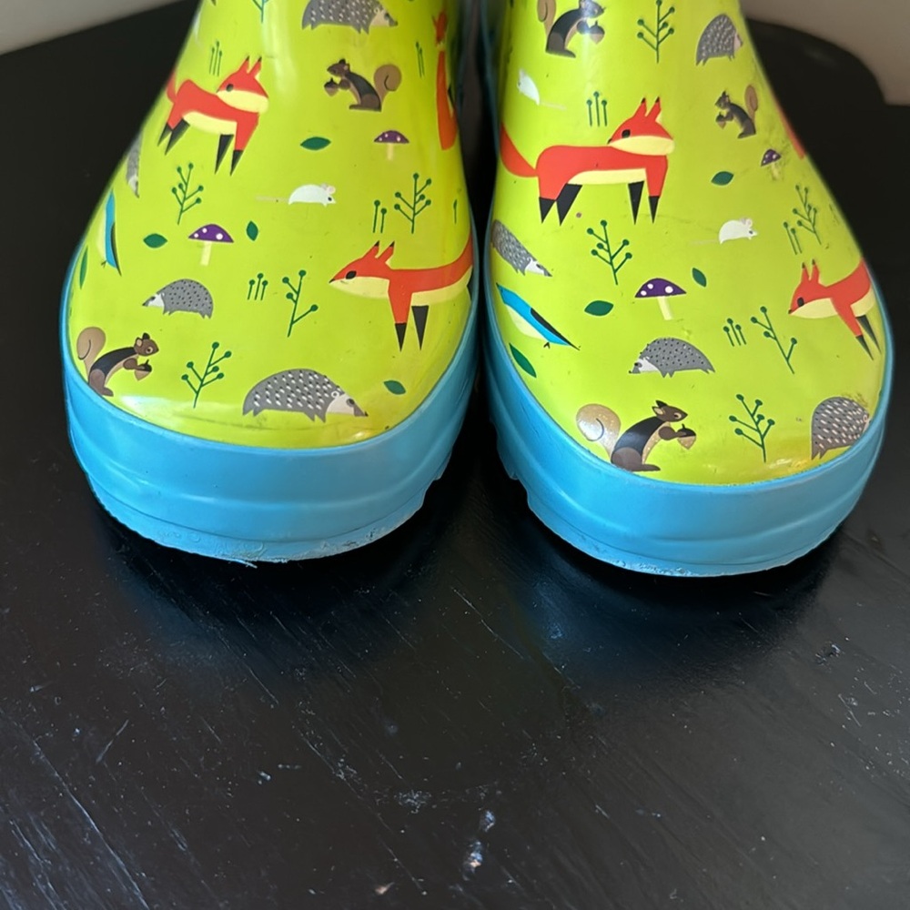 Kid Modern Made Kids Rain Boots. Kids Size Large - Picture 4 of 9